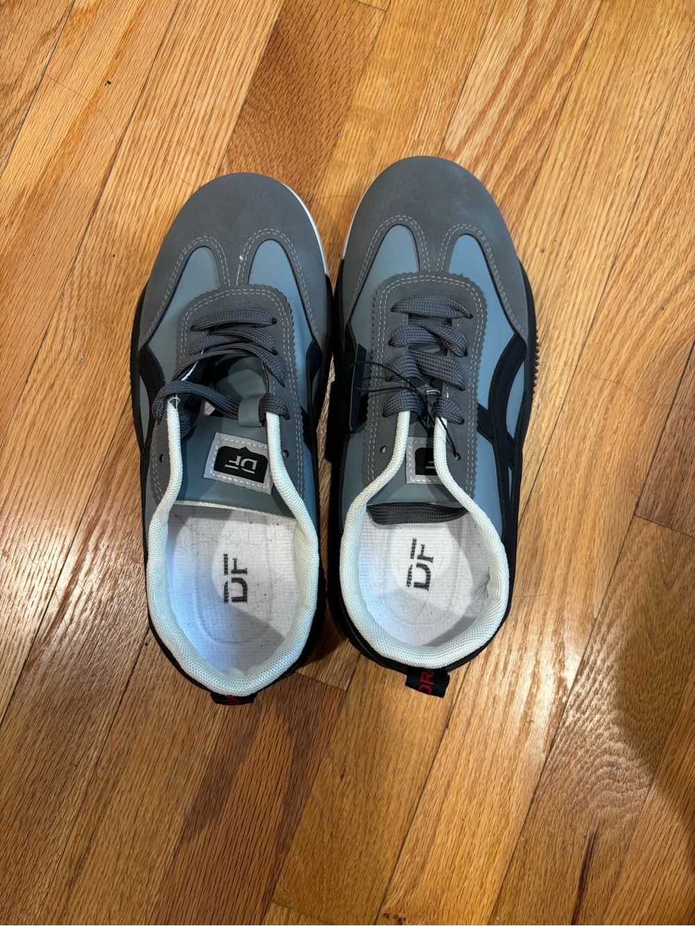 De Florance Sneakers, NWT, size 8.5